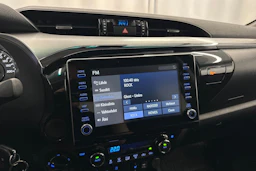musta Toyota Hilux 2021 kuva 18.