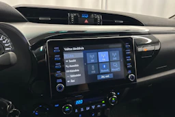 musta Toyota Hilux 2021 kuva 20.