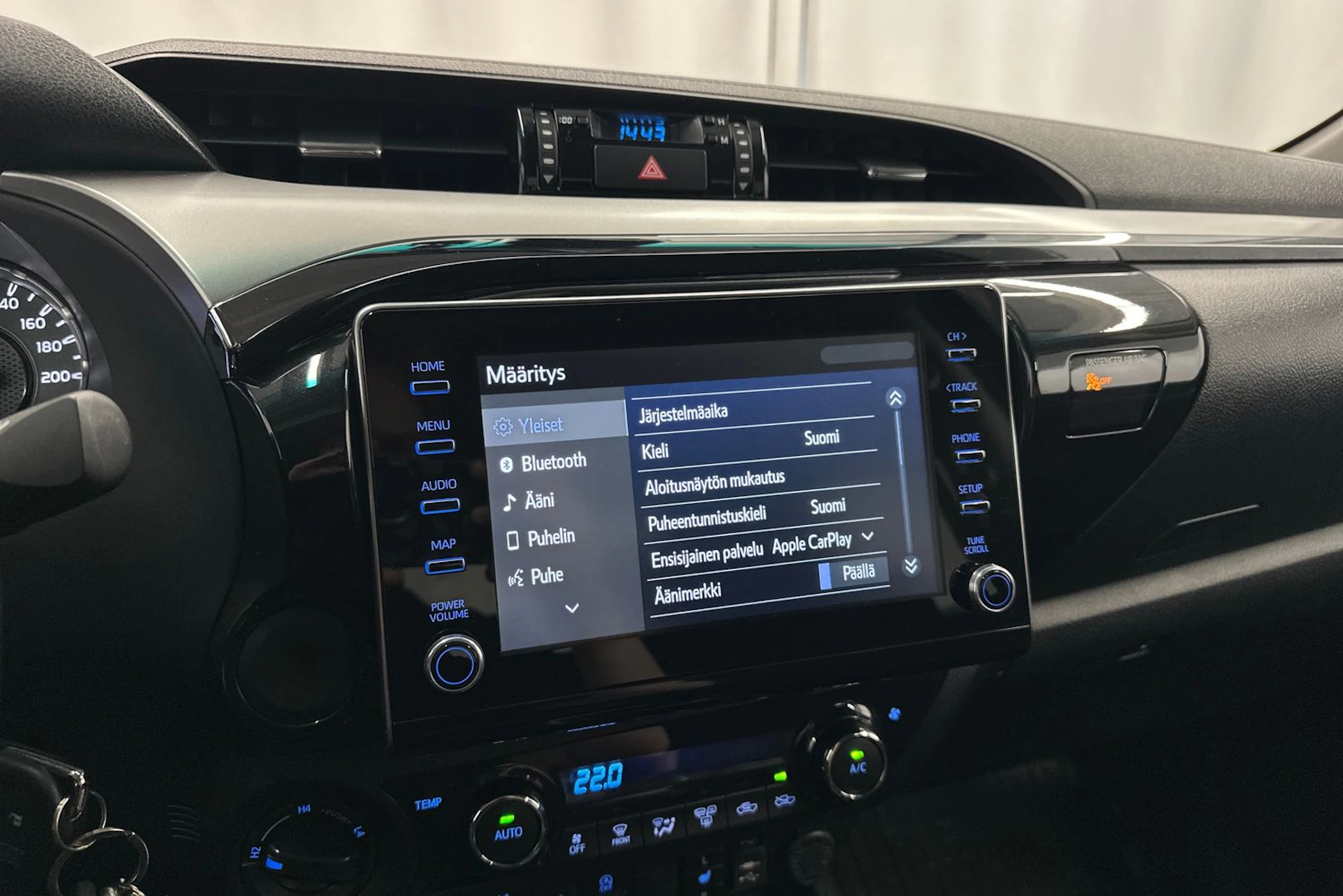 musta Toyota Hilux 2021 kuva 21.