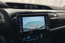 musta Toyota Hilux 2021 kuva 22.