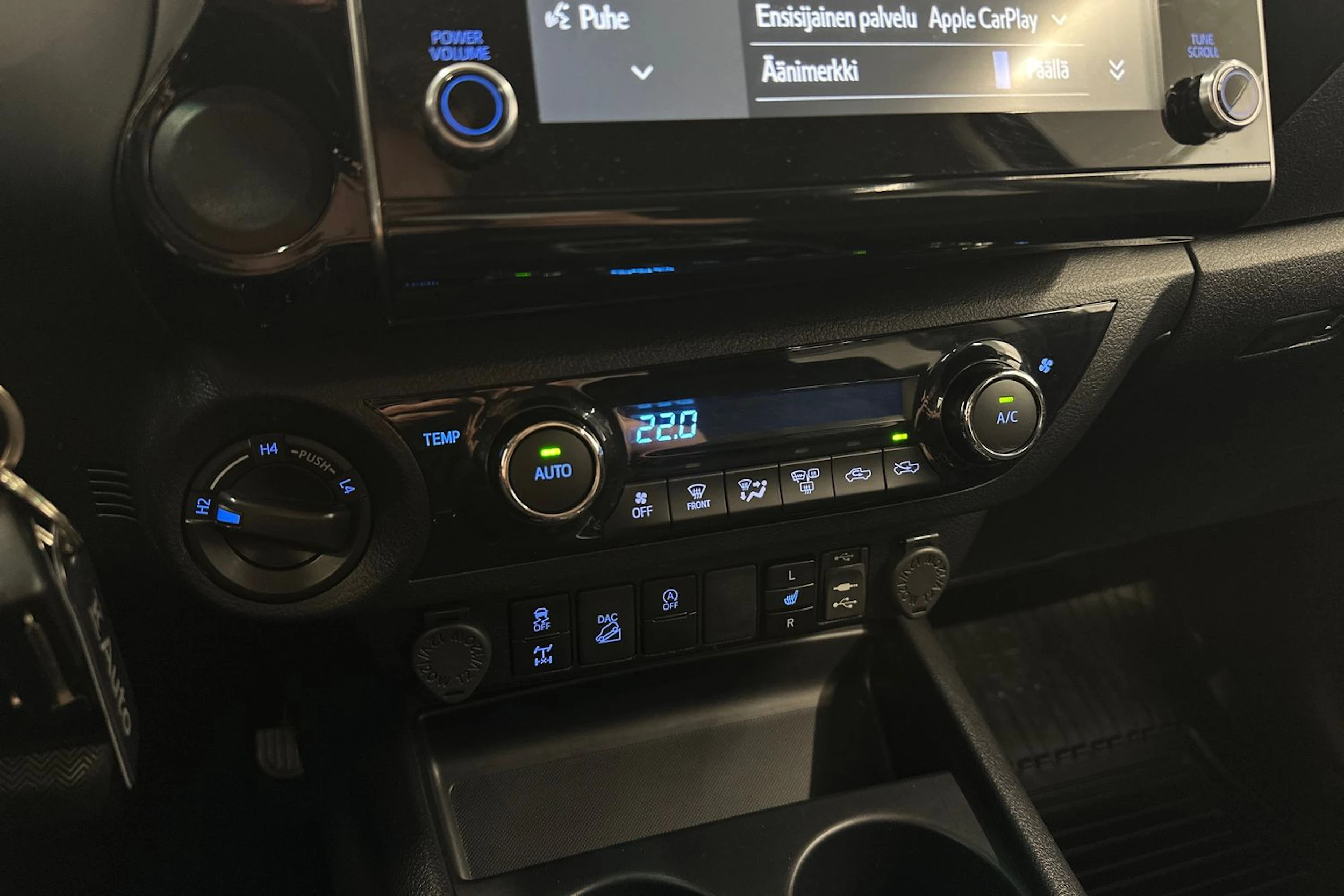musta Toyota Hilux 2021 kuva 23.