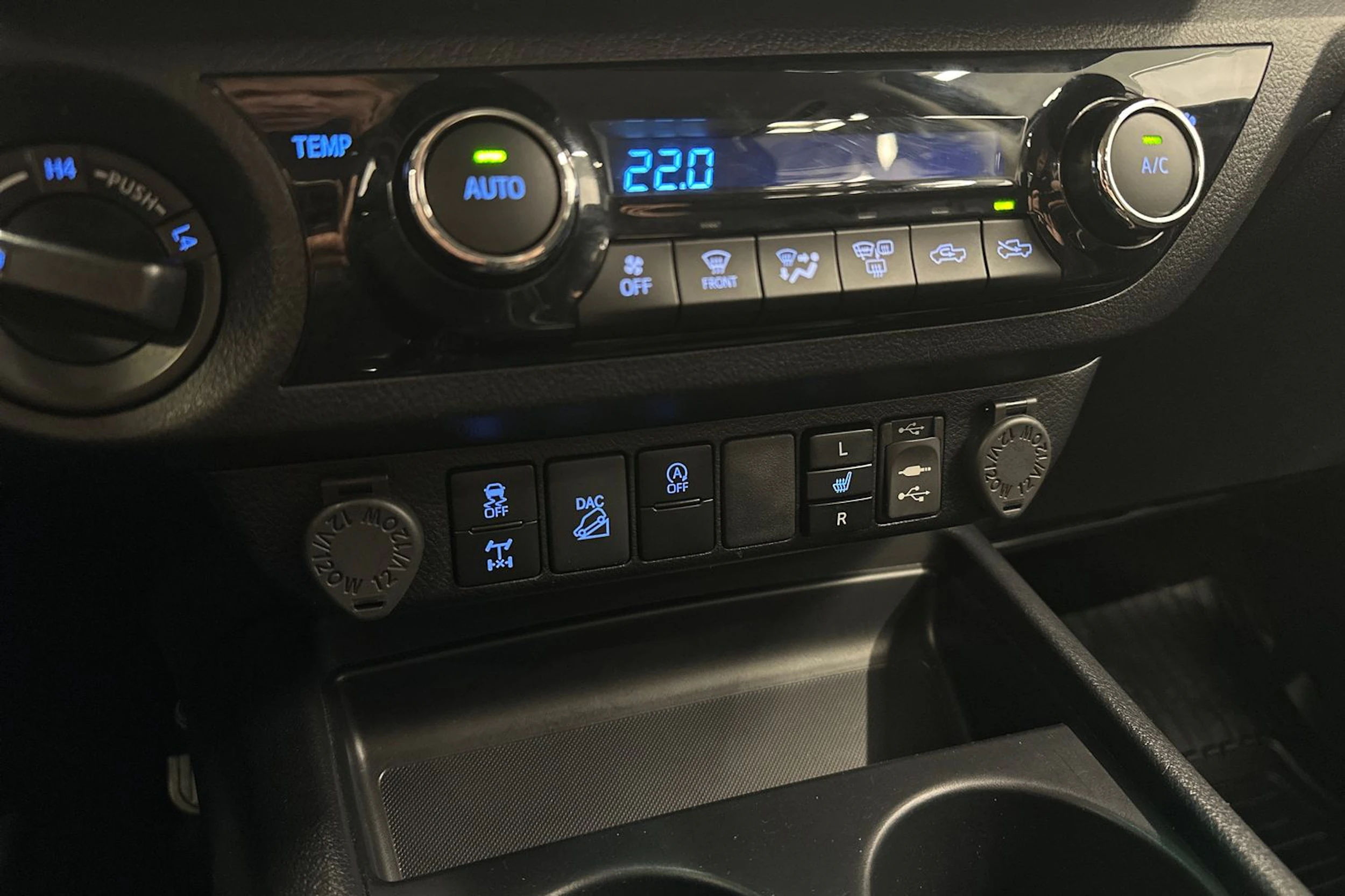musta Toyota Hilux 2021 kuva 24.