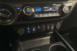 musta Toyota Hilux 2021 kuva 24.