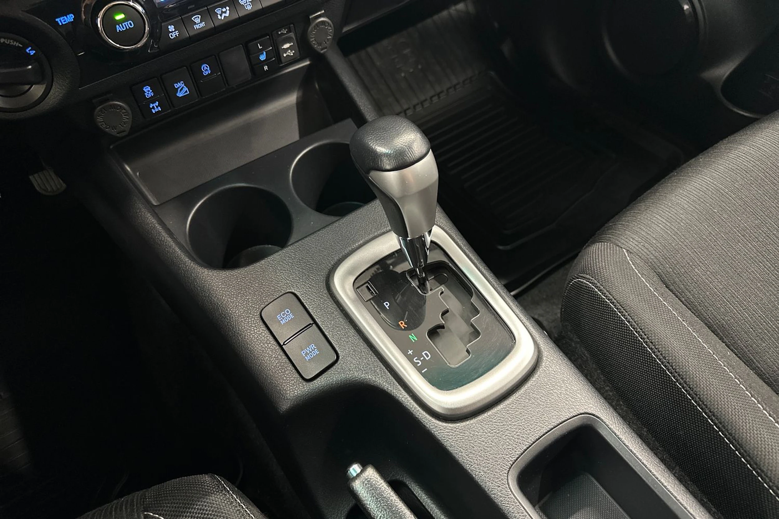musta Toyota Hilux 2021 kuva 25.