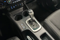 musta Toyota Hilux 2021 kuva 25.