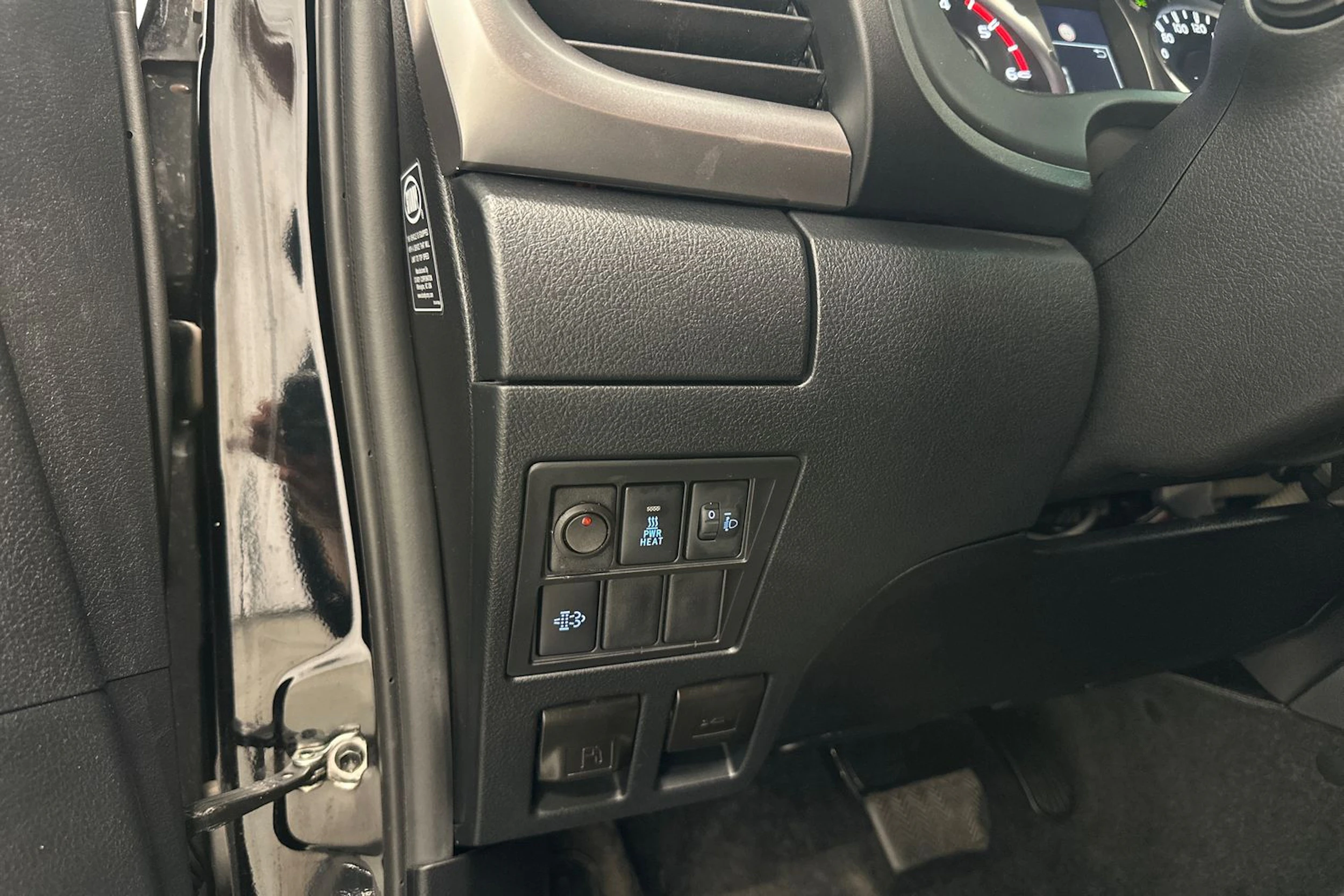 musta Toyota Hilux 2021 kuva 26.