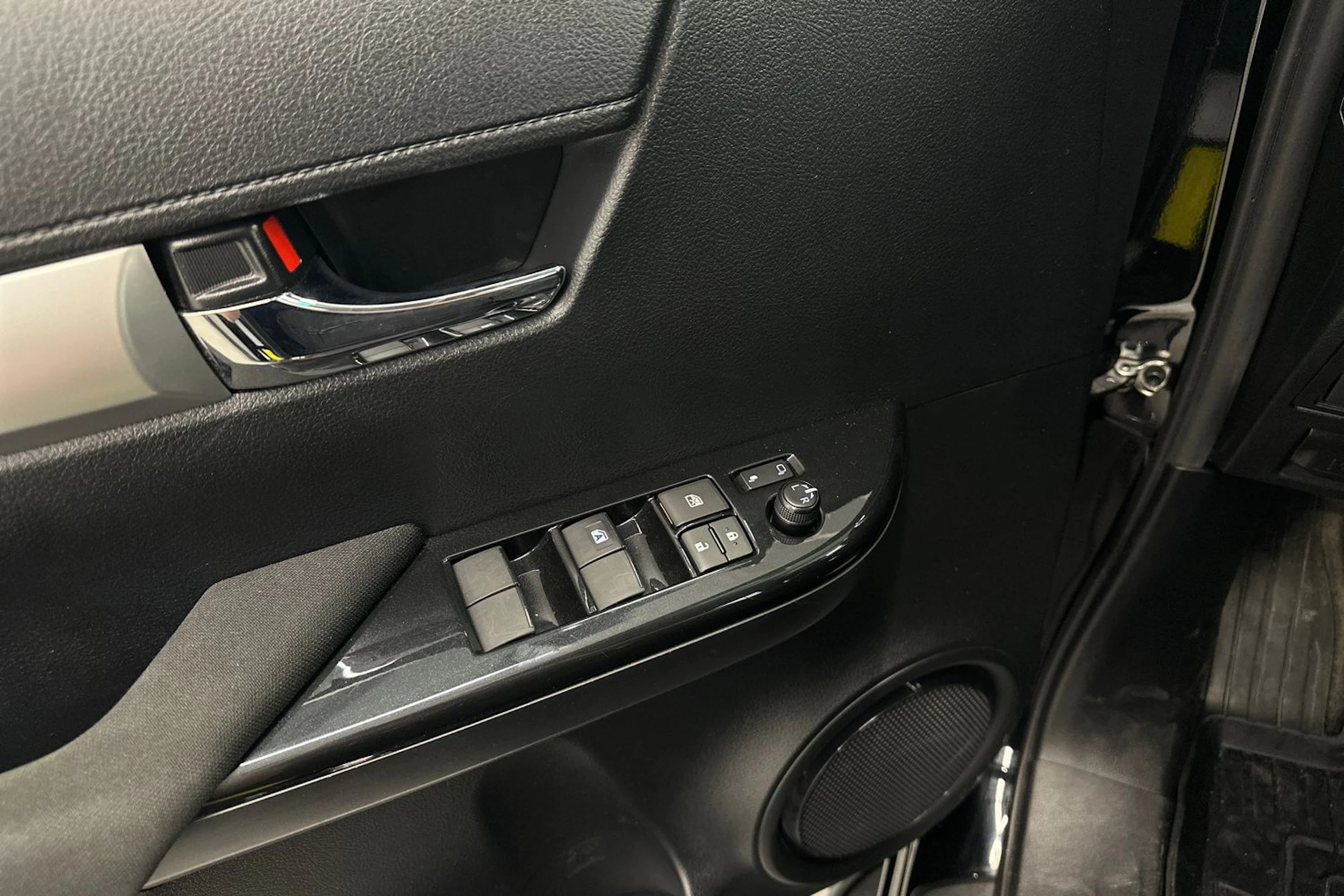 musta Toyota Hilux 2021 kuva 27.