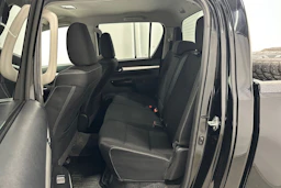 musta Toyota Hilux 2021 kuva 28.