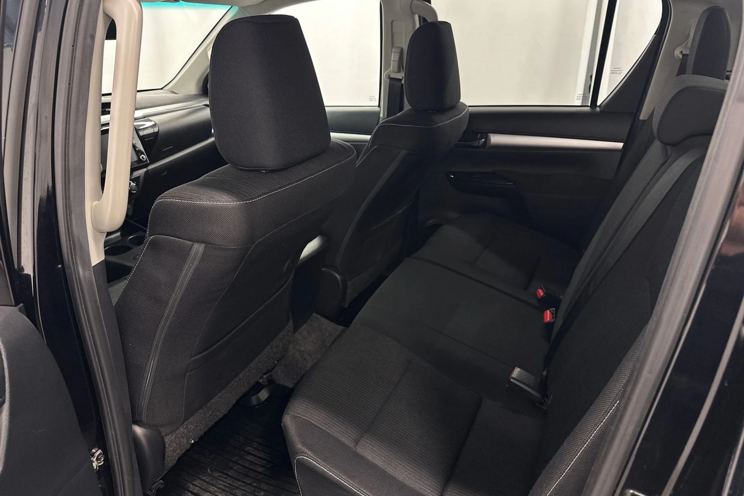 musta Toyota Hilux 2021 kuva 29.
