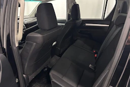 musta Toyota Hilux 2021 kuva 29.