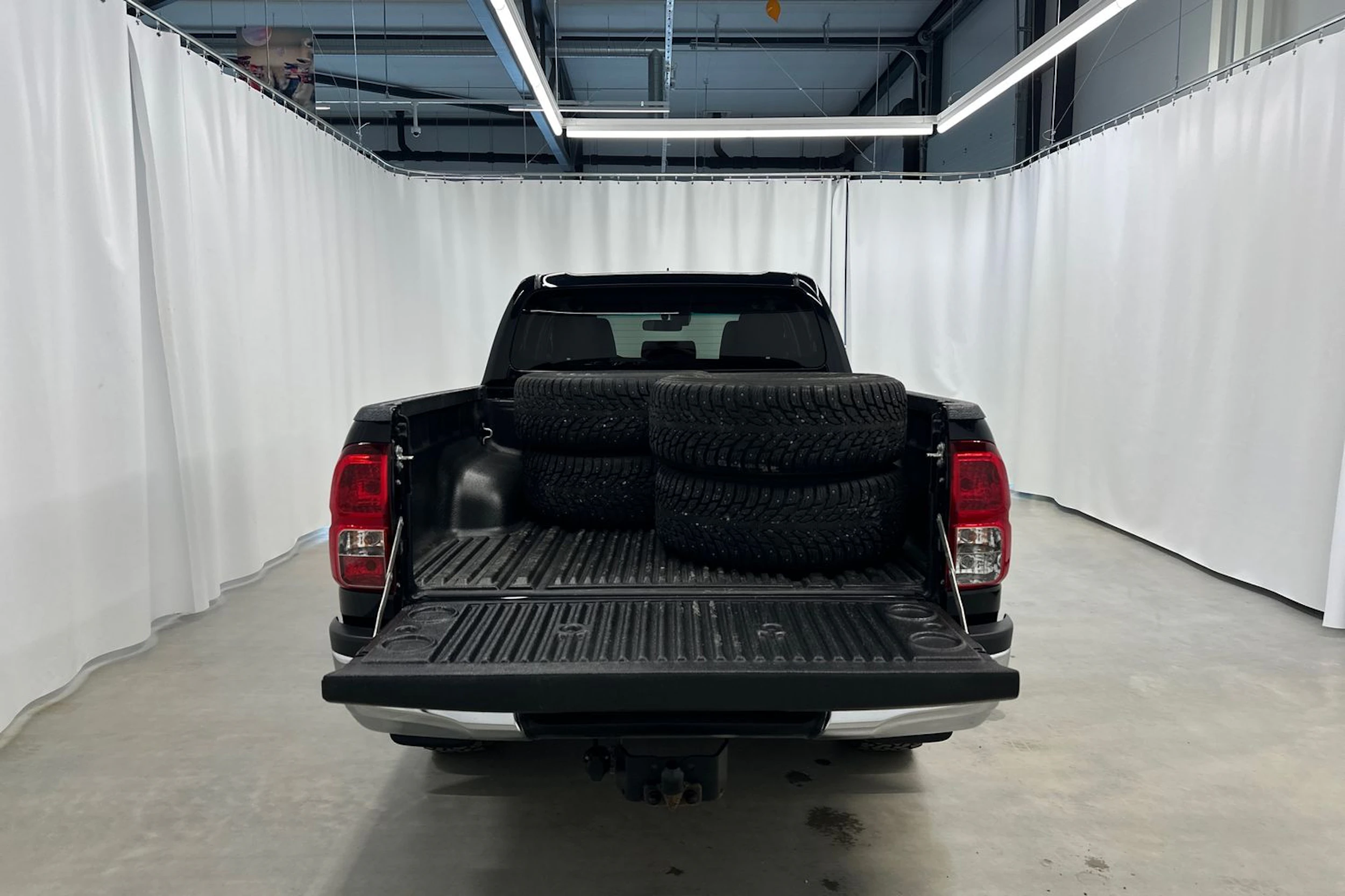 musta Toyota Hilux 2021 kuva 30.