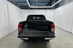 musta Toyota Hilux 2021 kuva 30.