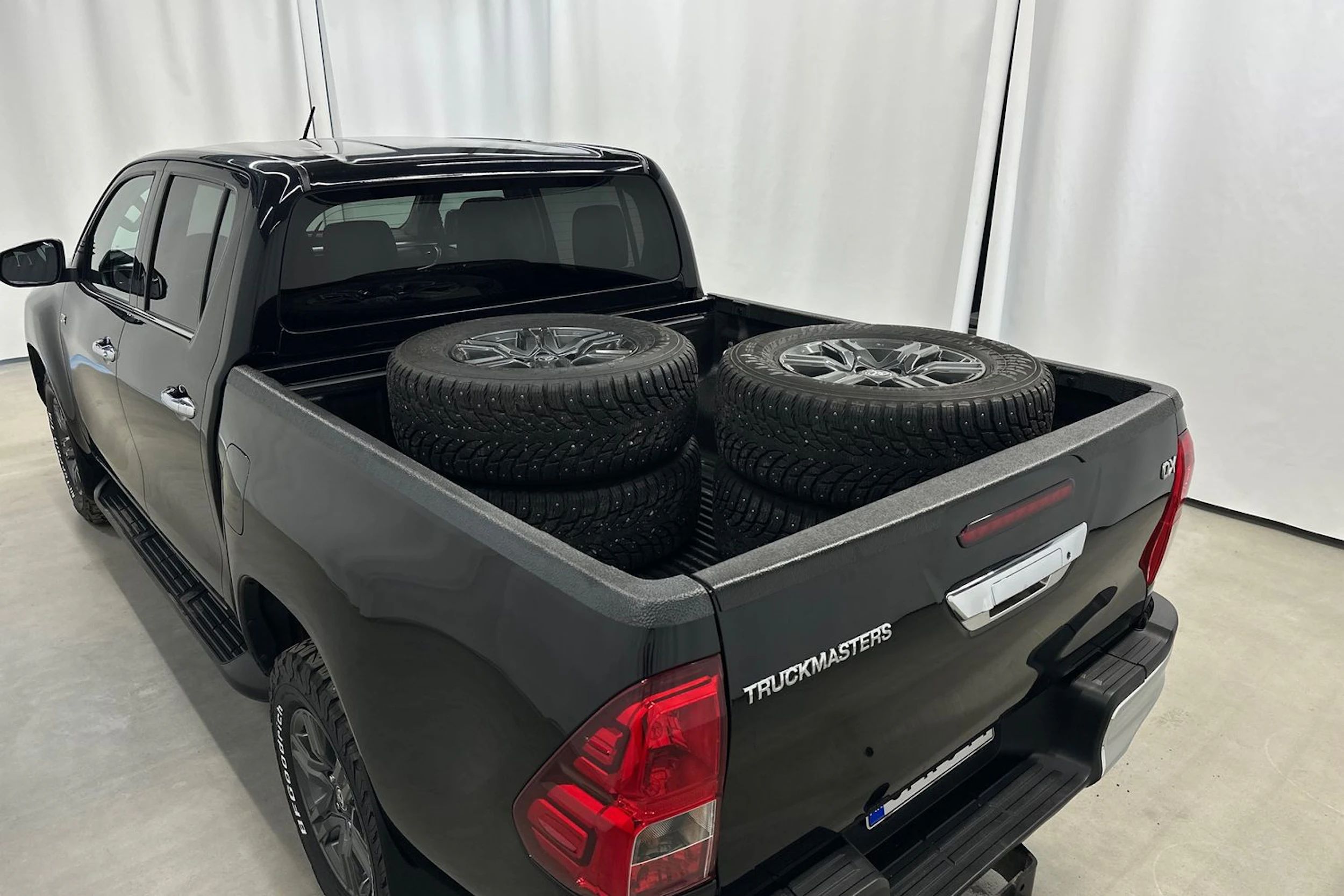 musta Toyota Hilux 2021 kuva 31.