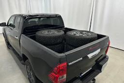 musta Toyota Hilux 2021 kuva 31.