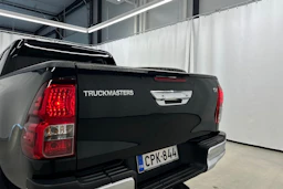 musta Toyota Hilux 2021 kuva 32.