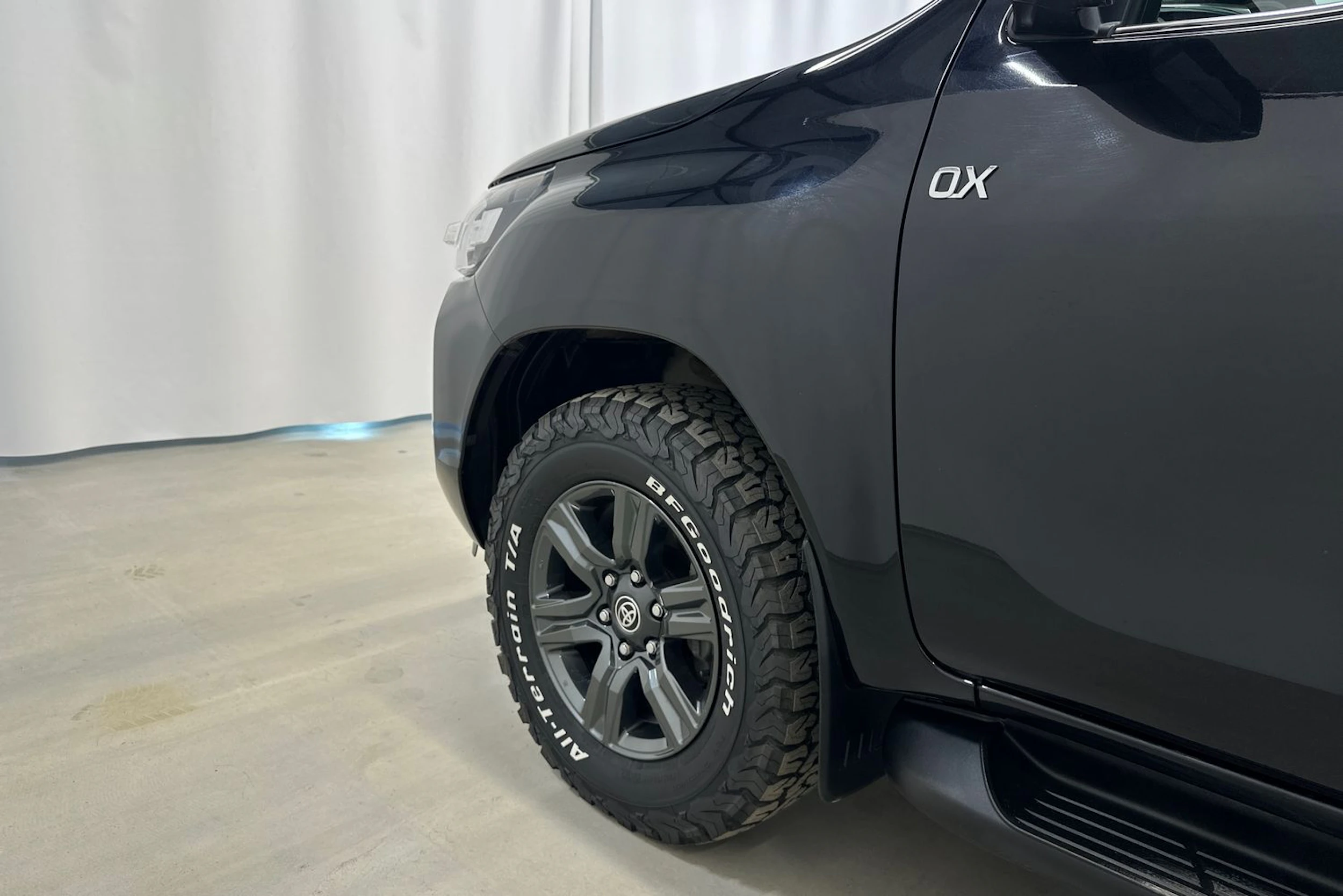 musta Toyota Hilux 2021 kuva 33.