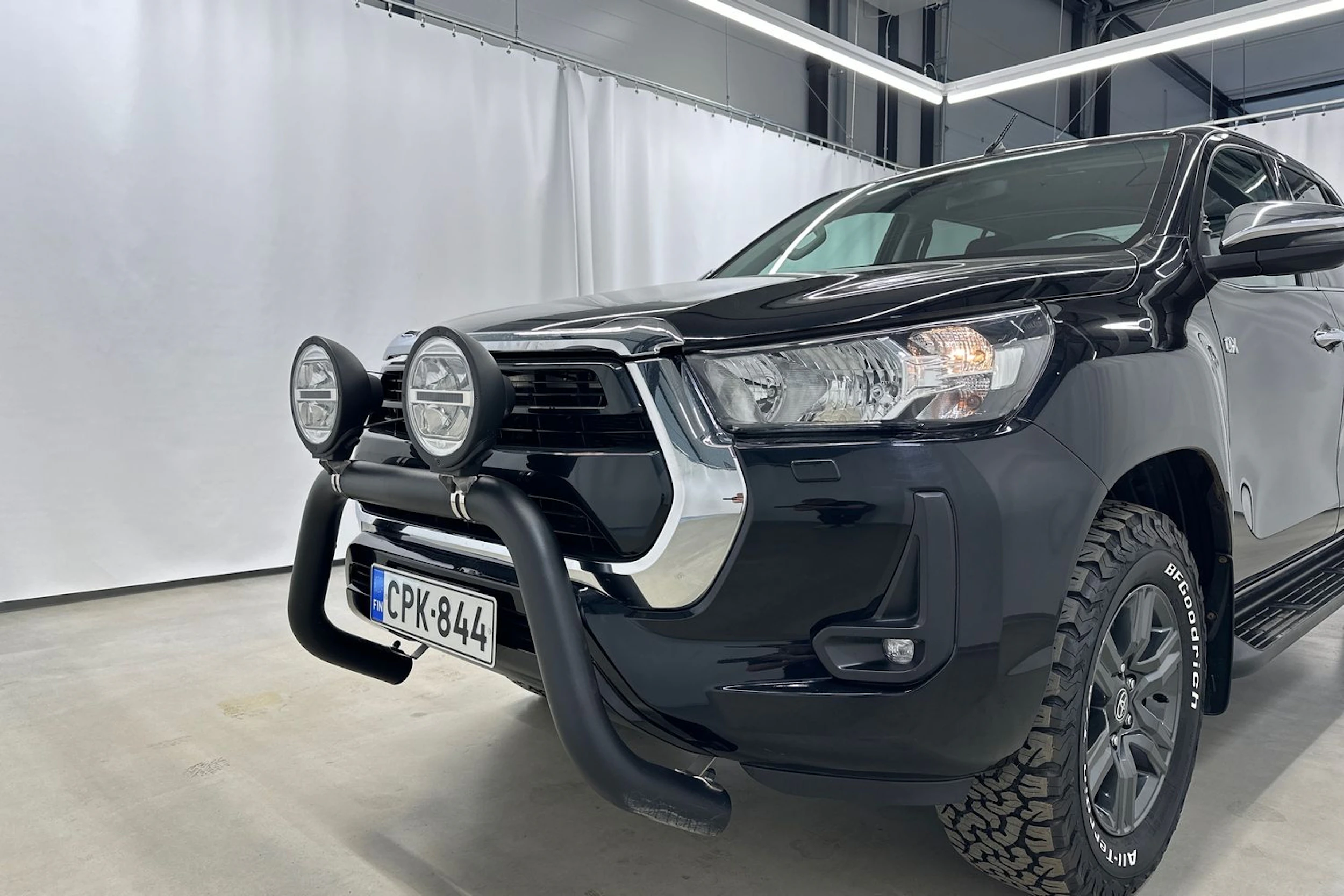 musta Toyota Hilux 2021 kuva 34.