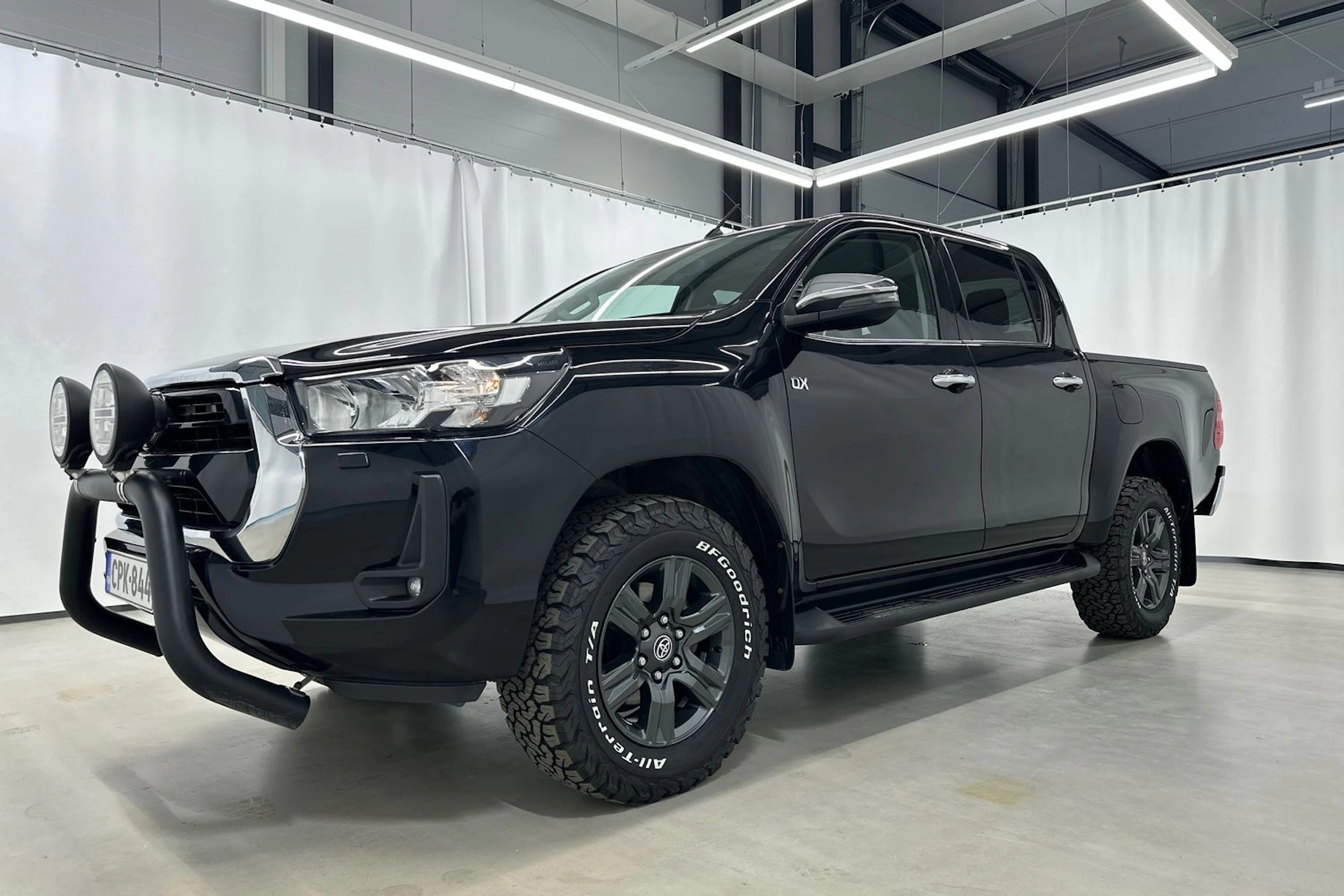 musta Toyota Hilux 2021 kuva 35.