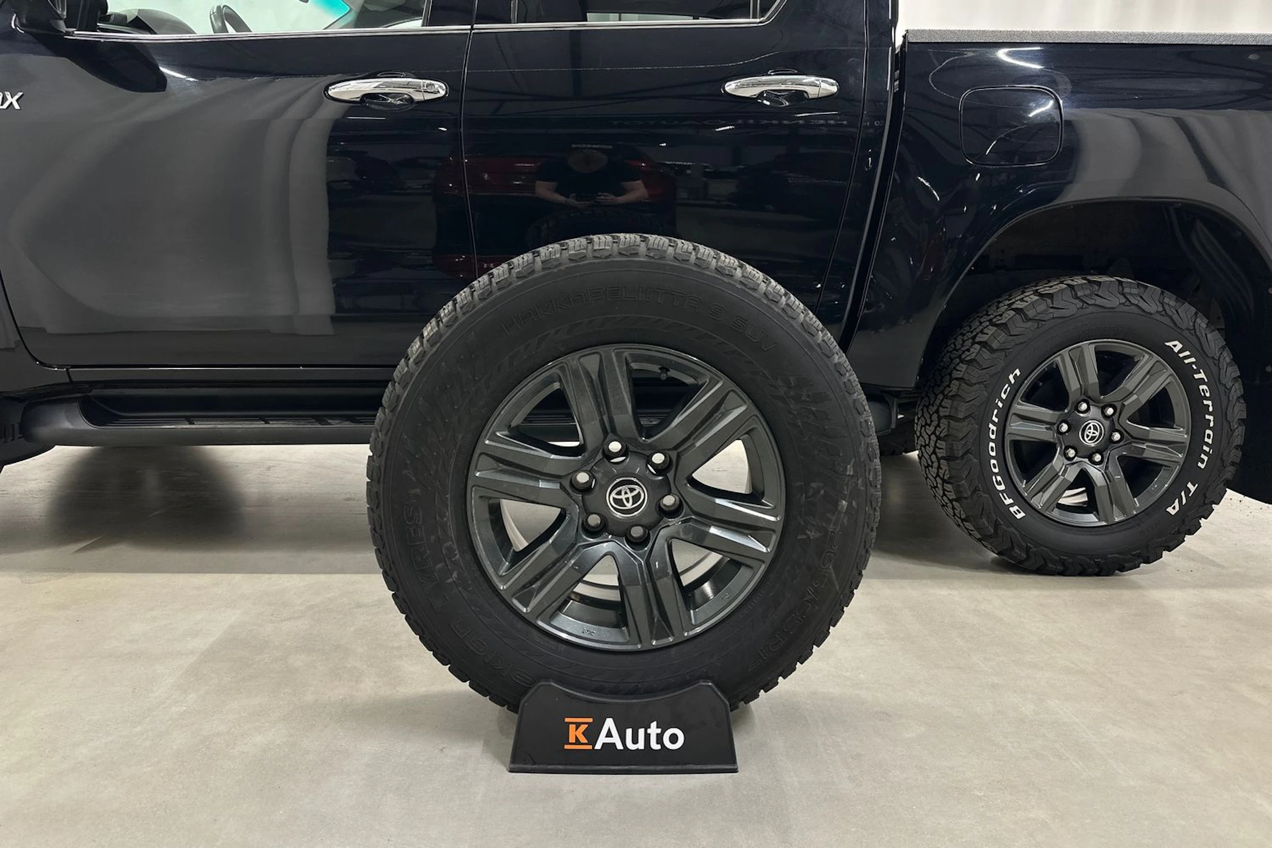 musta Toyota Hilux 2021 kuva 36.