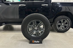 musta Toyota Hilux 2021 kuva 36.