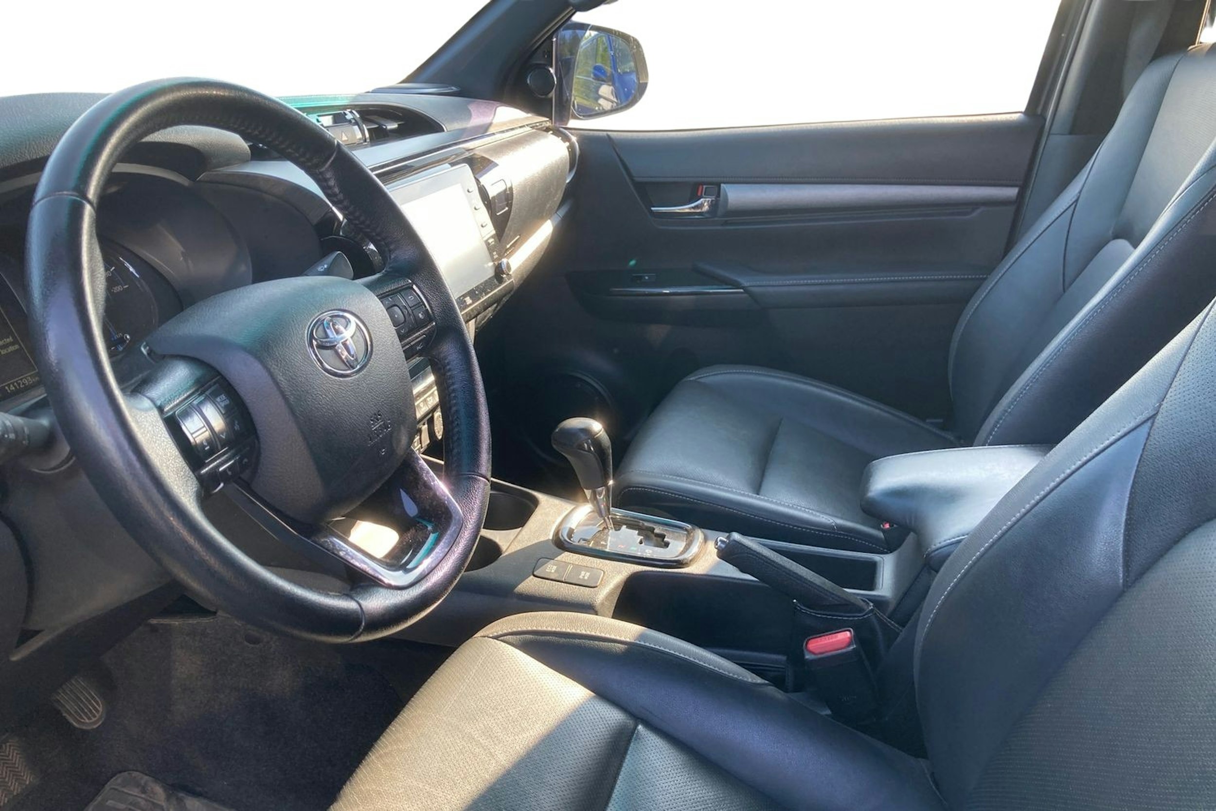 Musta Toyota Hilux 2021 kuva 3.