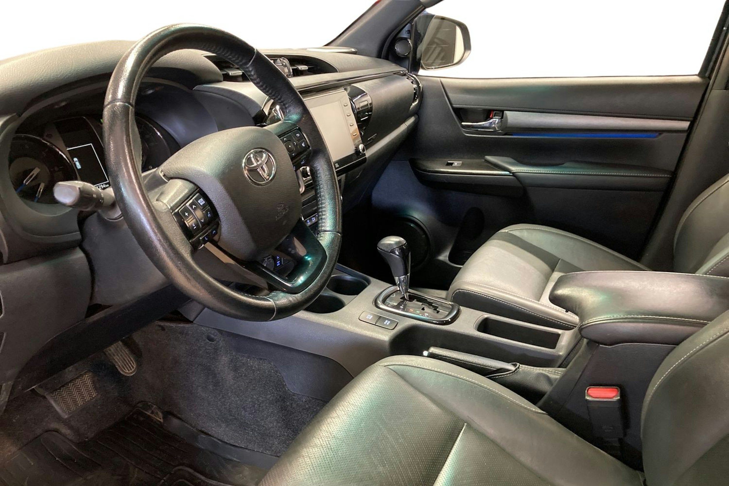 Musta Toyota Hilux 2021 kuva 7.