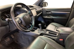 Musta Toyota Hilux 2021 kuva 7.