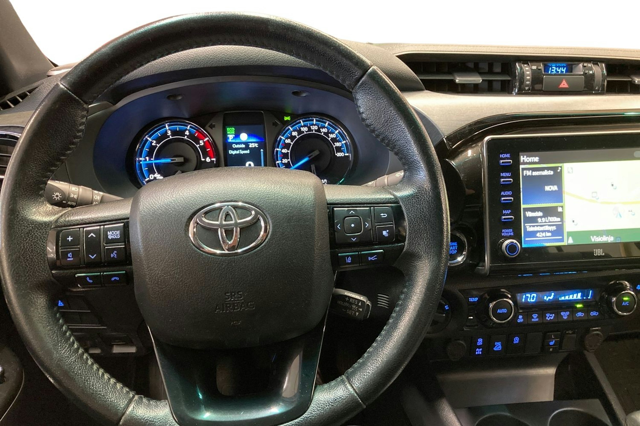 Musta Toyota Hilux 2021 kuva 9.