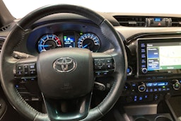 Musta Toyota Hilux 2021 kuva 9.
