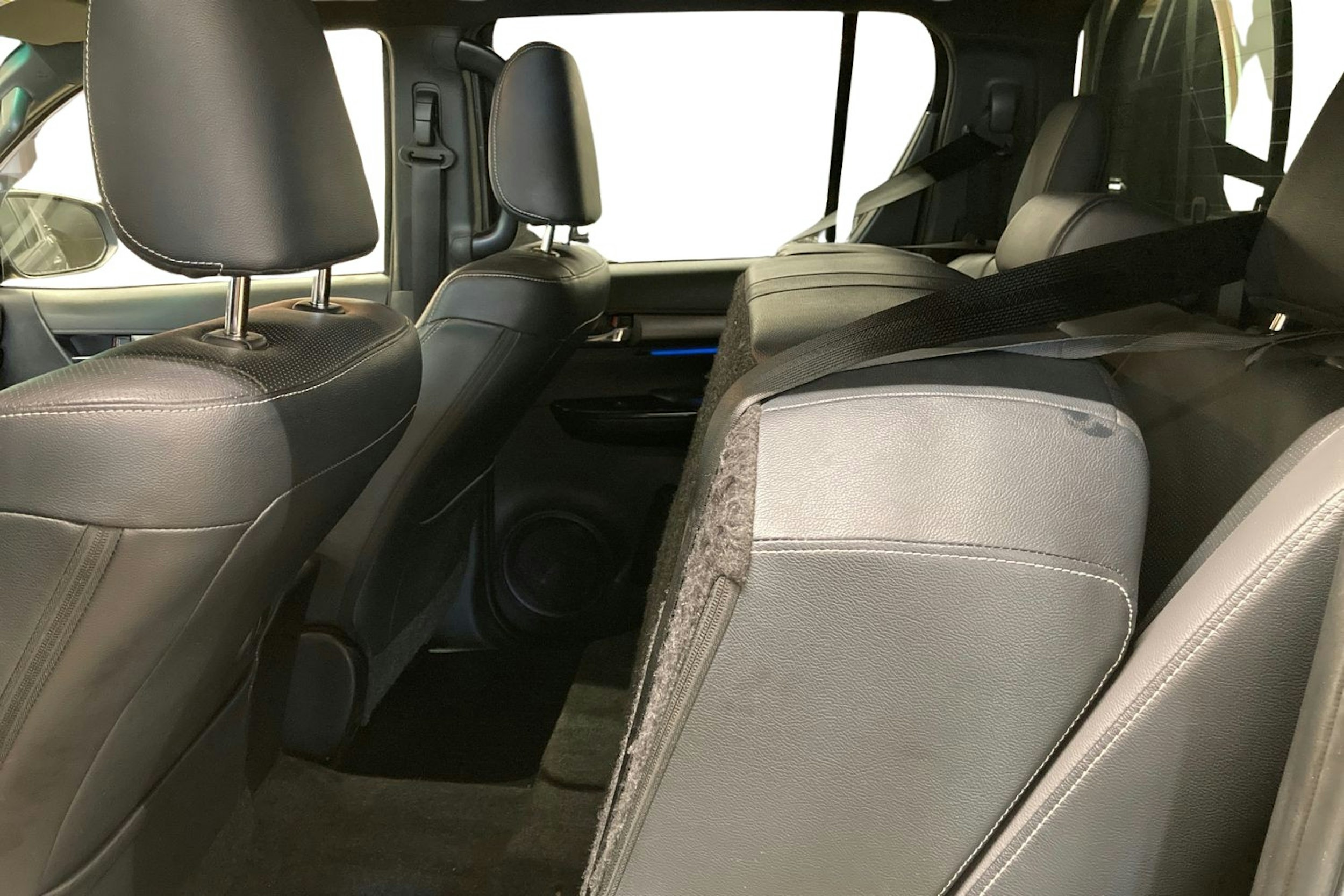 Musta Toyota Hilux 2021 kuva 10.