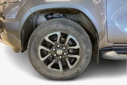 Musta Toyota Hilux 2021 kuva 11.