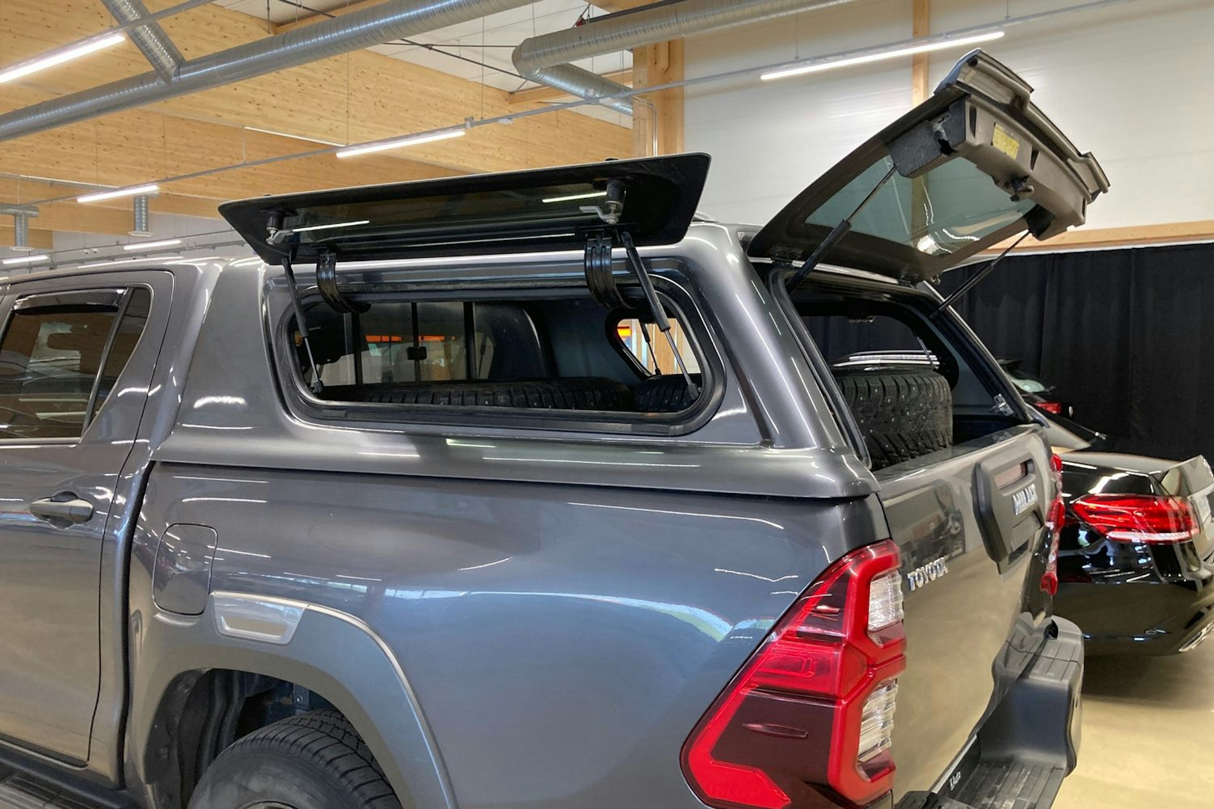 Musta Toyota Hilux 2021 kuva 13.