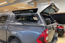 Musta Toyota Hilux 2021 kuva 13.