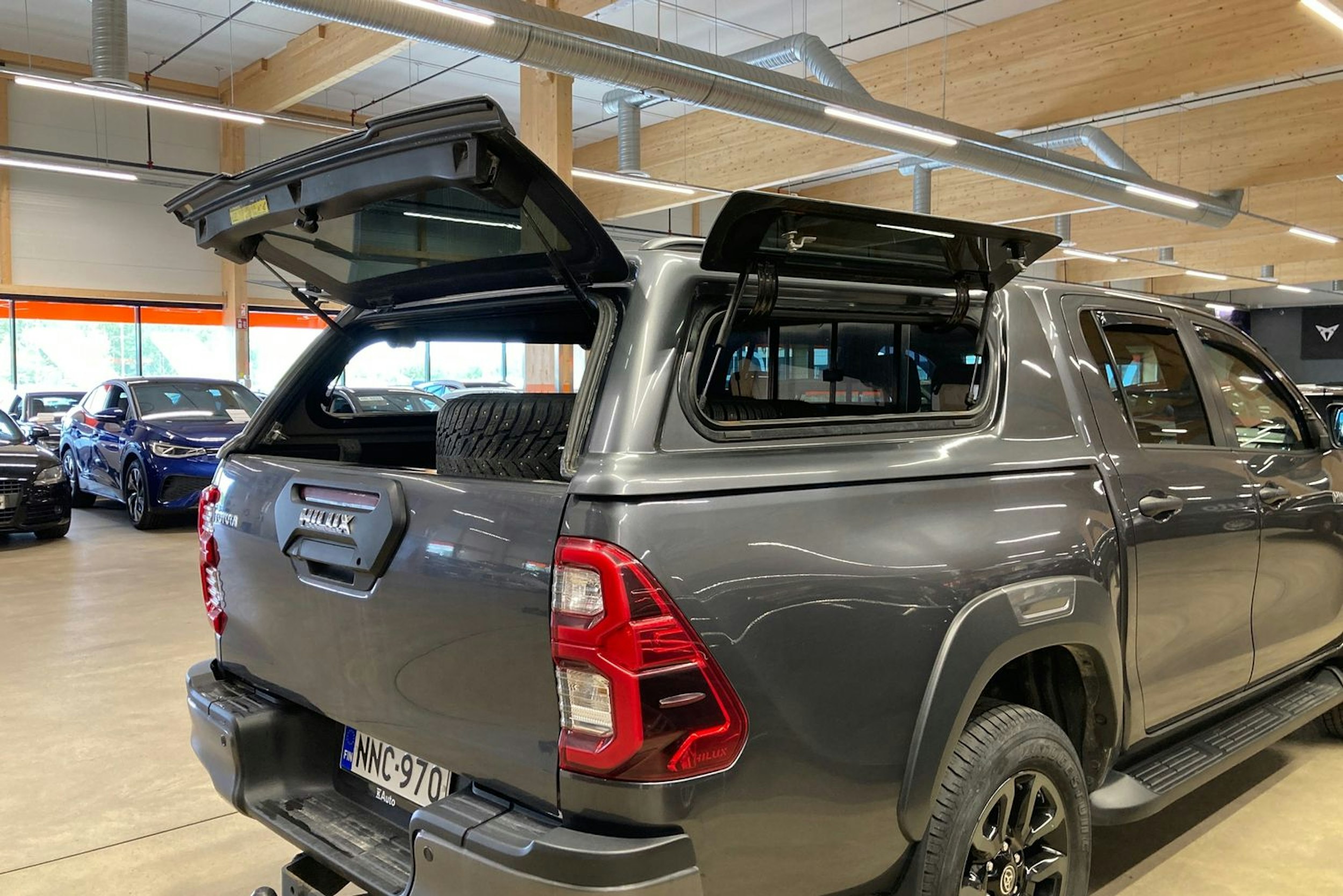 Musta Toyota Hilux 2021 kuva 14.