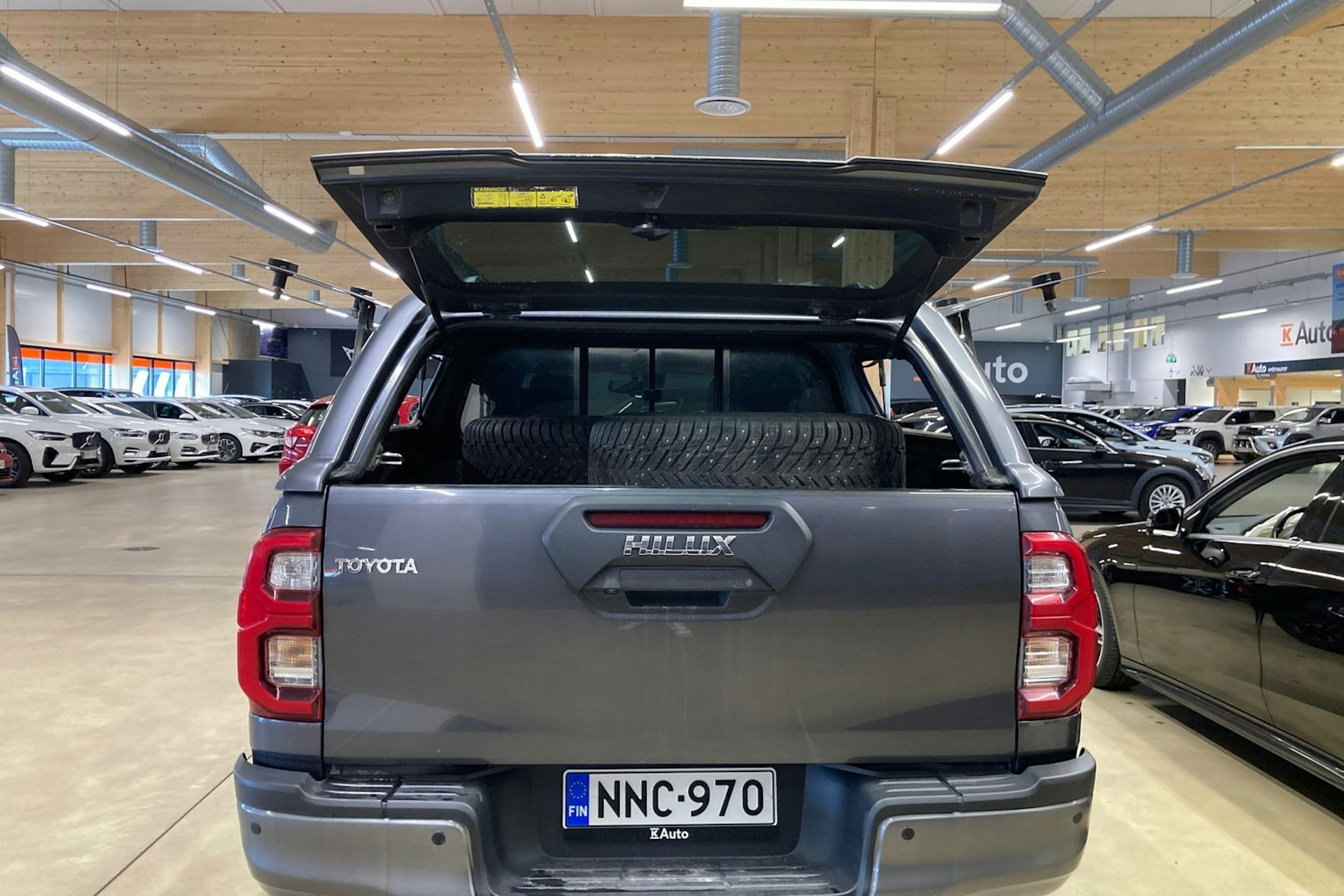 Musta Toyota Hilux 2021 kuva 15.