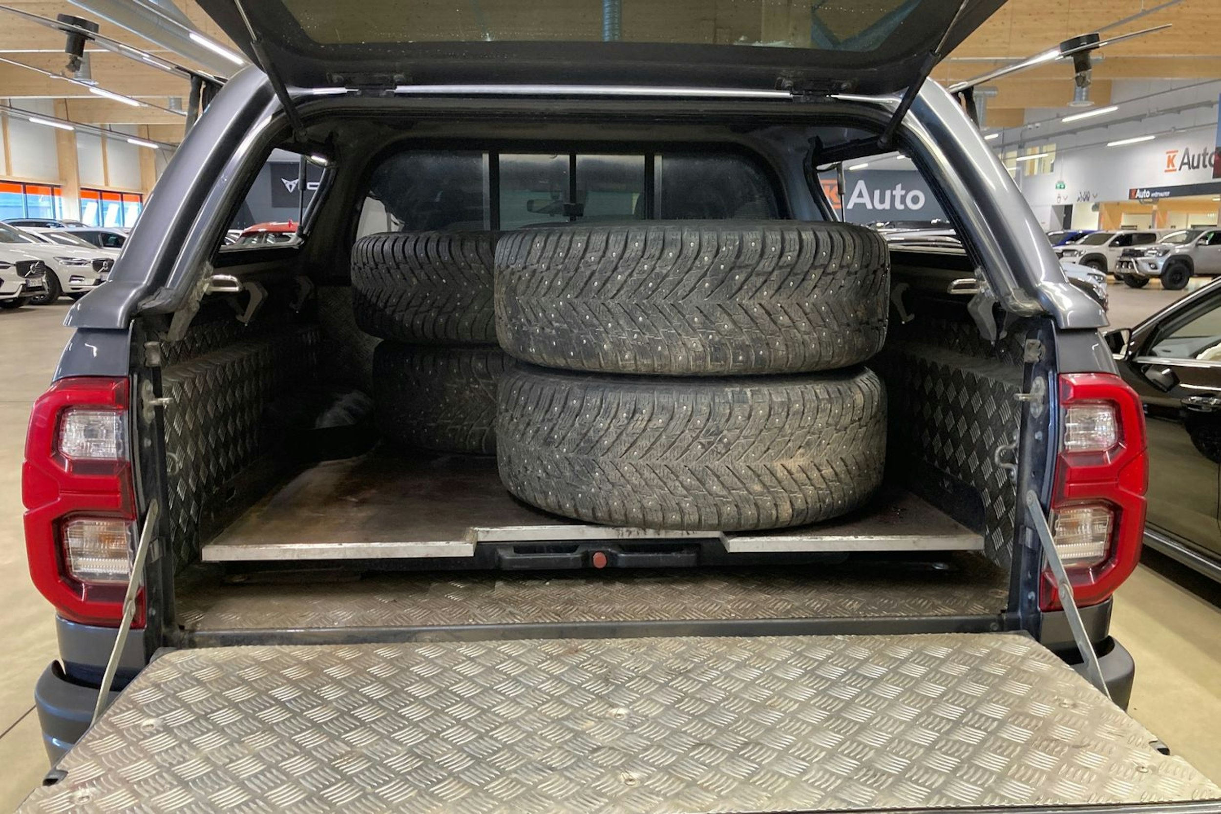 Musta Toyota Hilux 2021 kuva 16.