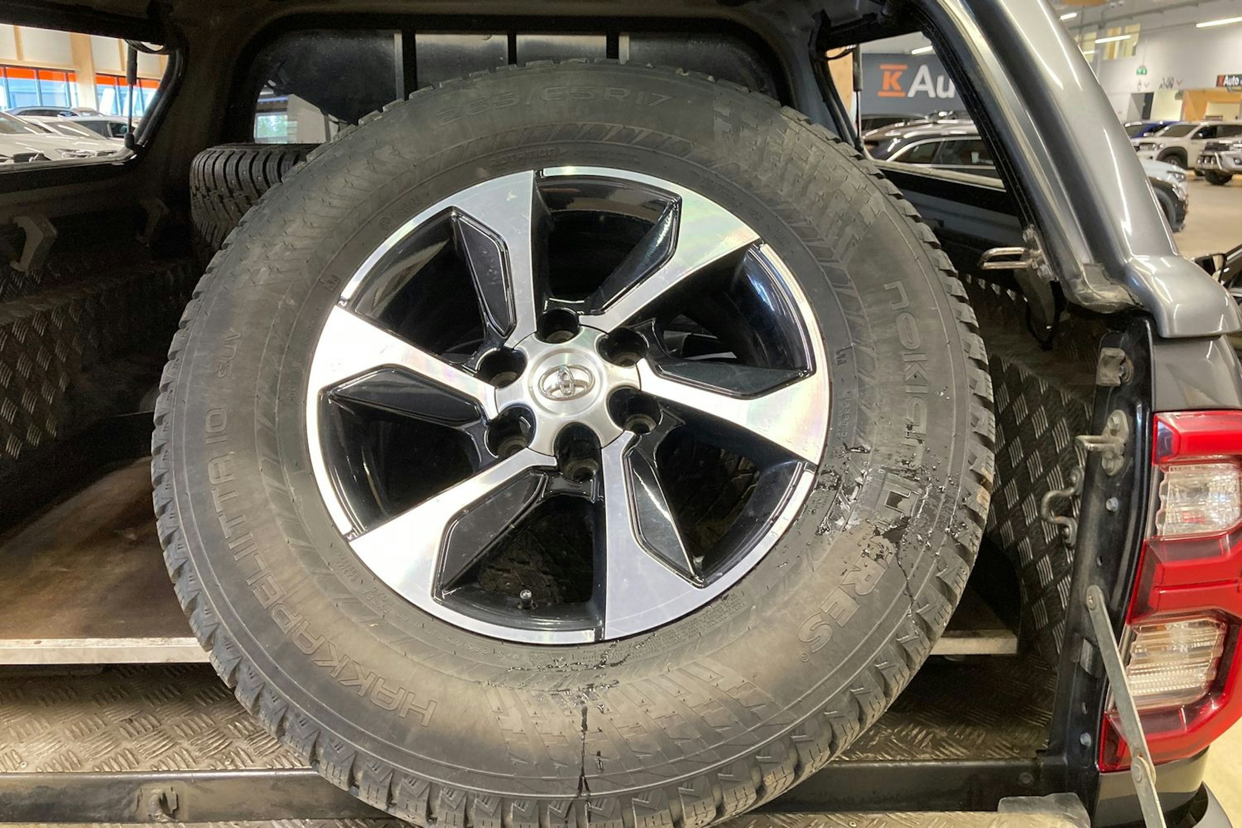 Musta Toyota Hilux 2021 kuva 17.