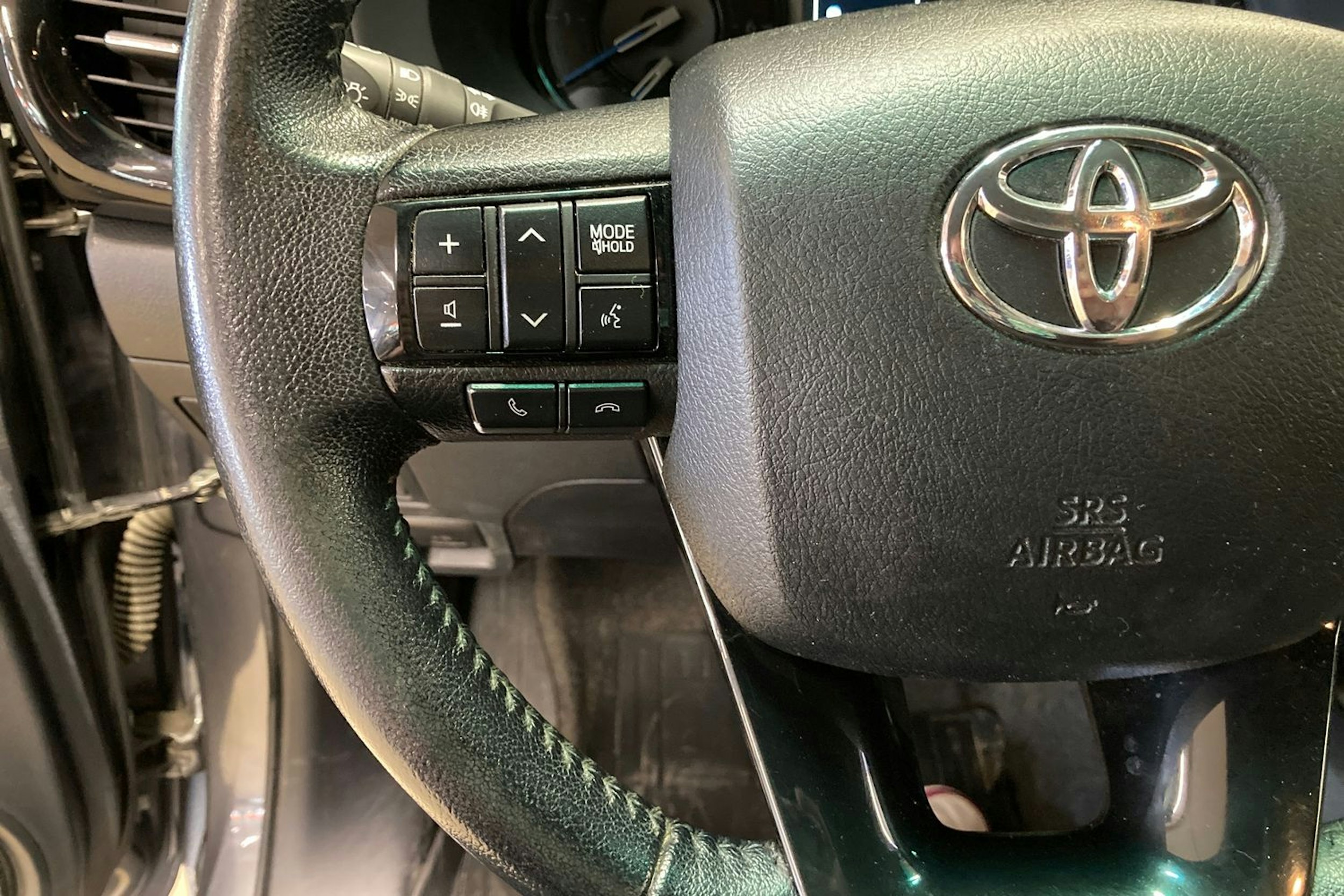 Musta Toyota Hilux 2021 kuva 20.