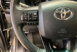 Musta Toyota Hilux 2021 kuva 20.