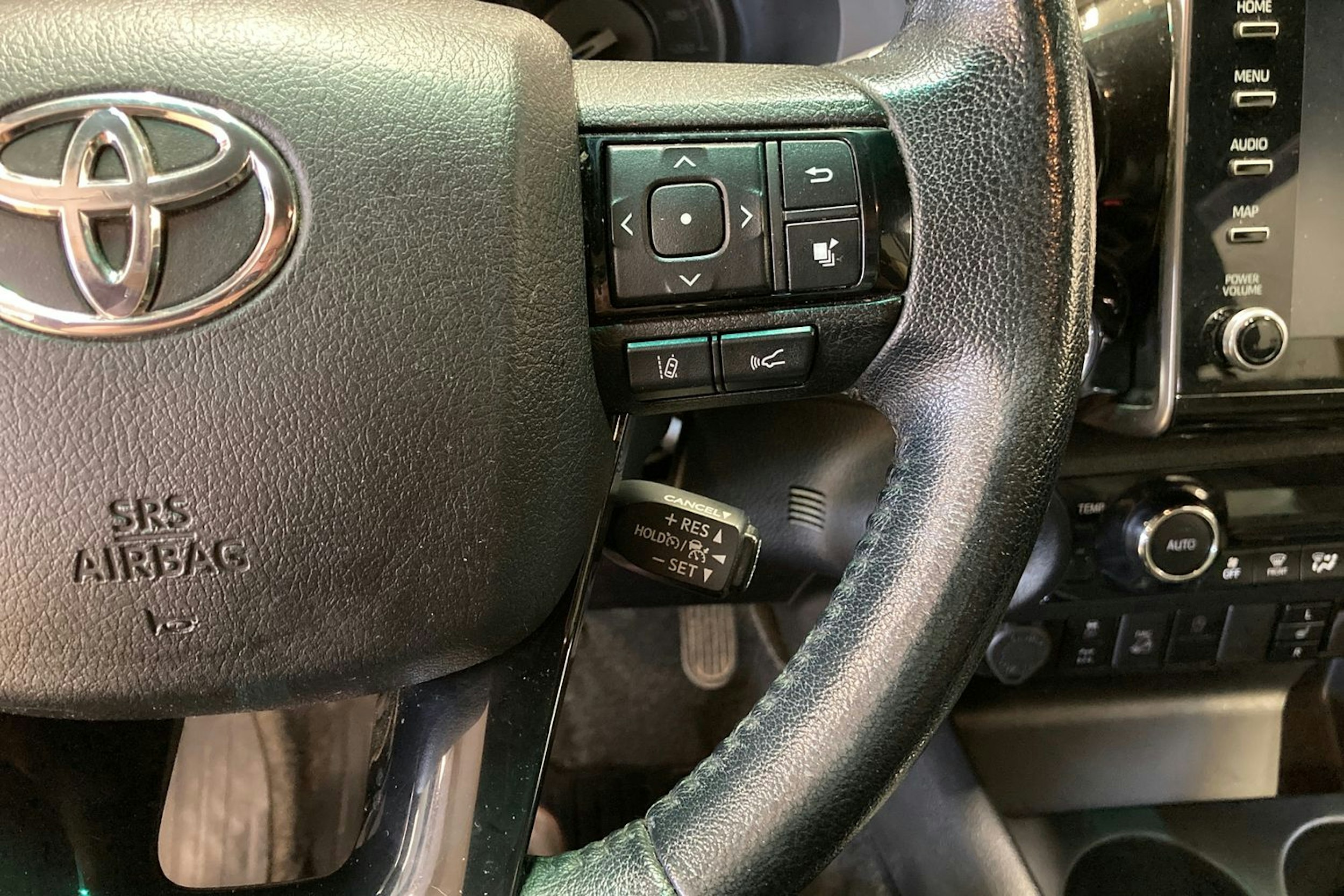 Musta Toyota Hilux 2021 kuva 21.