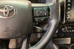 Musta Toyota Hilux 2021 kuva 21.