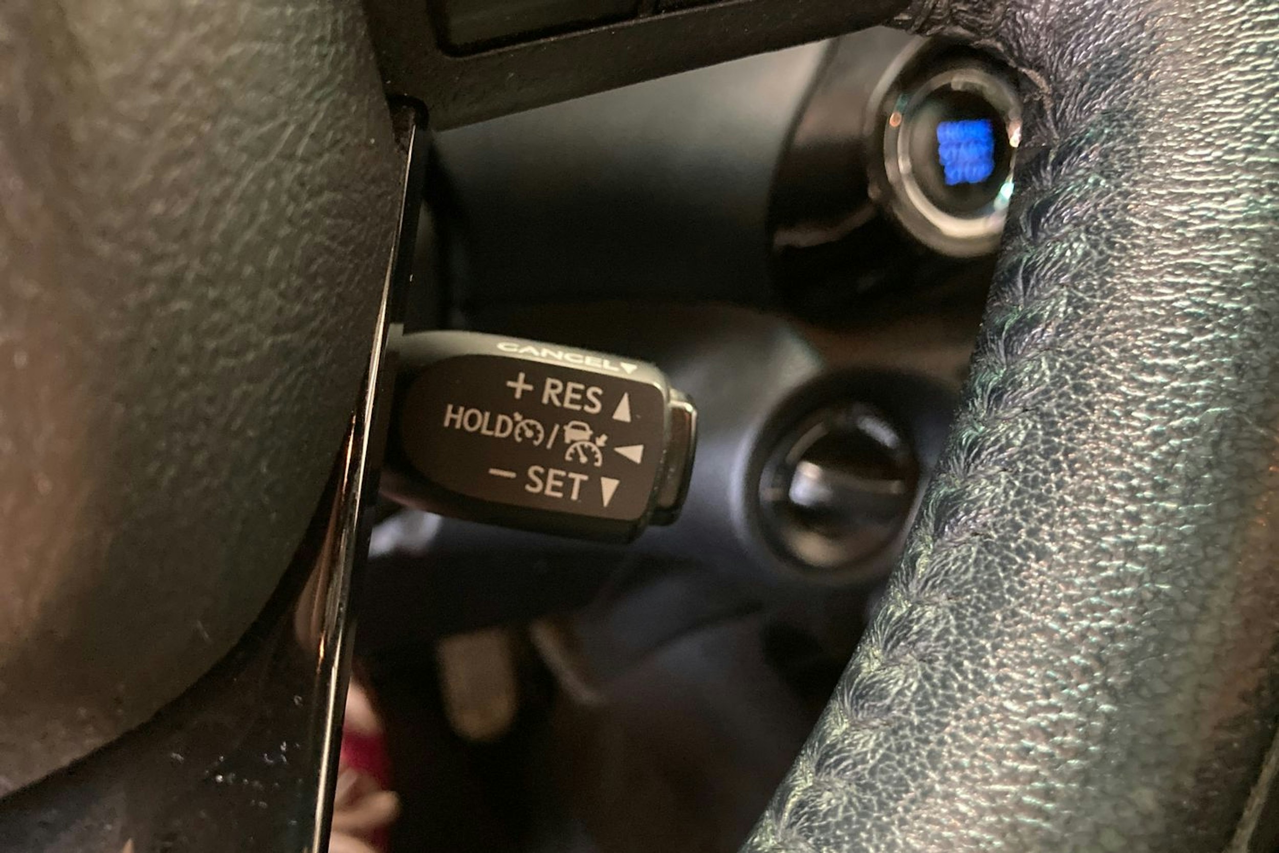 Musta Toyota Hilux 2021 kuva 22.