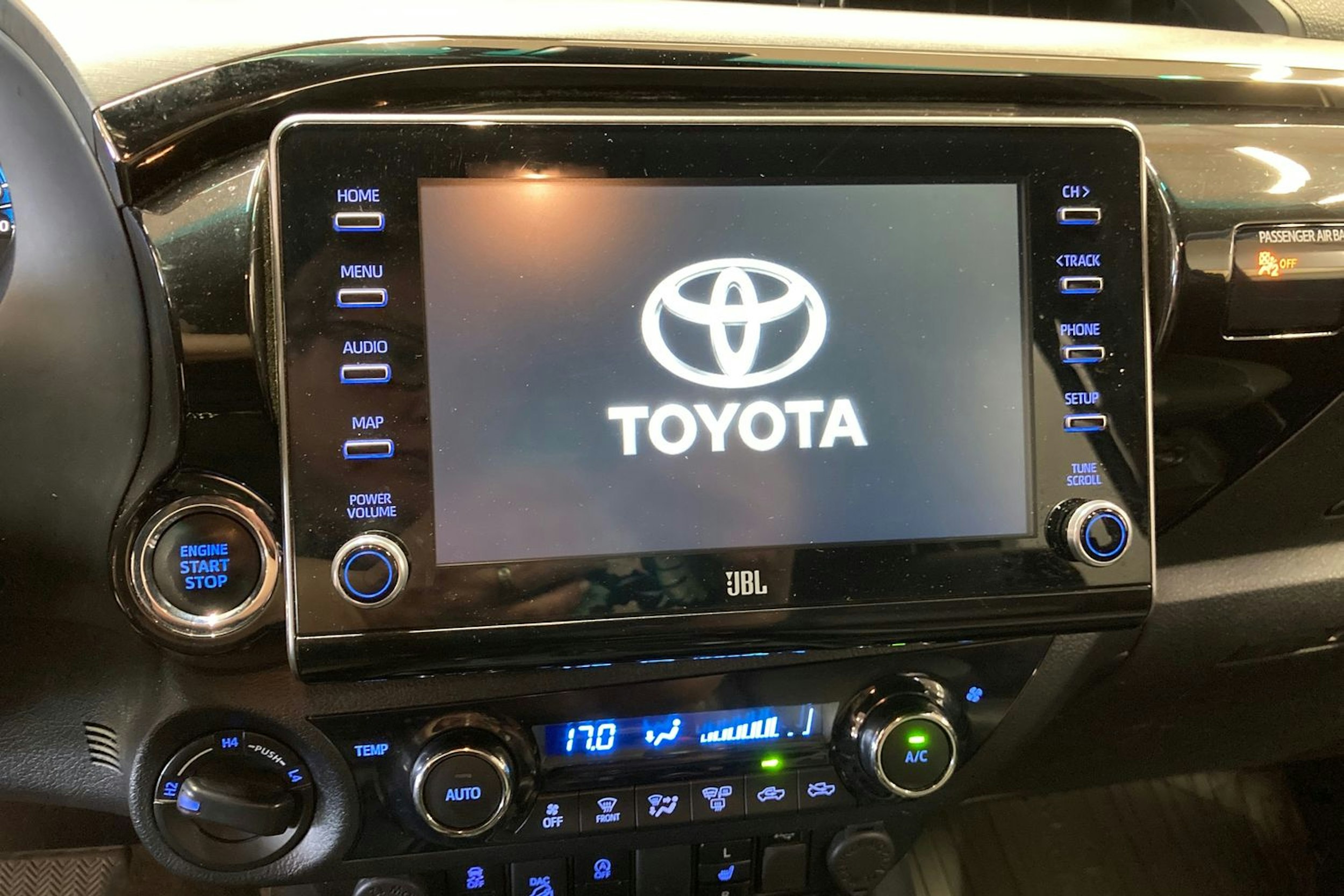 Musta Toyota Hilux 2021 kuva 23.