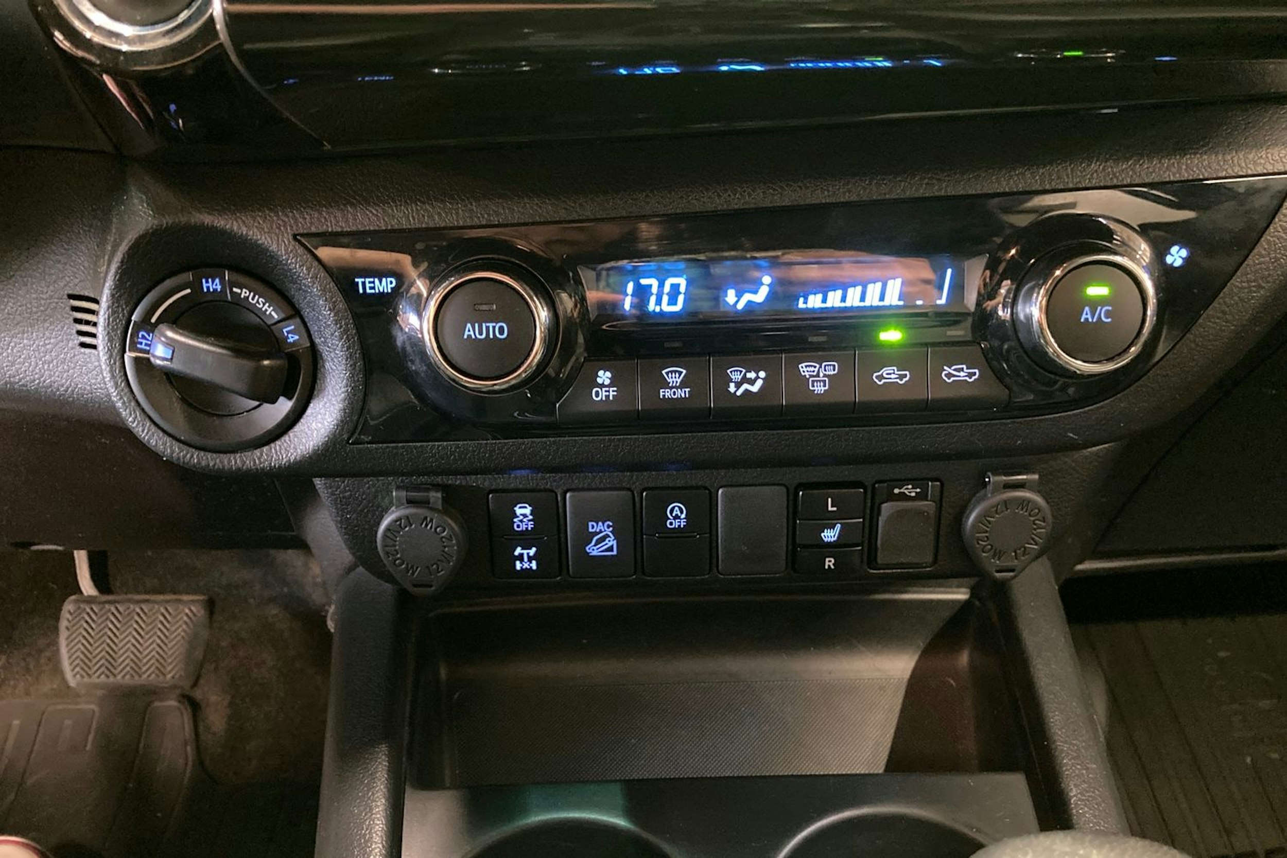 Musta Toyota Hilux 2021 kuva 25.