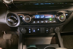 Musta Toyota Hilux 2021 kuva 25.