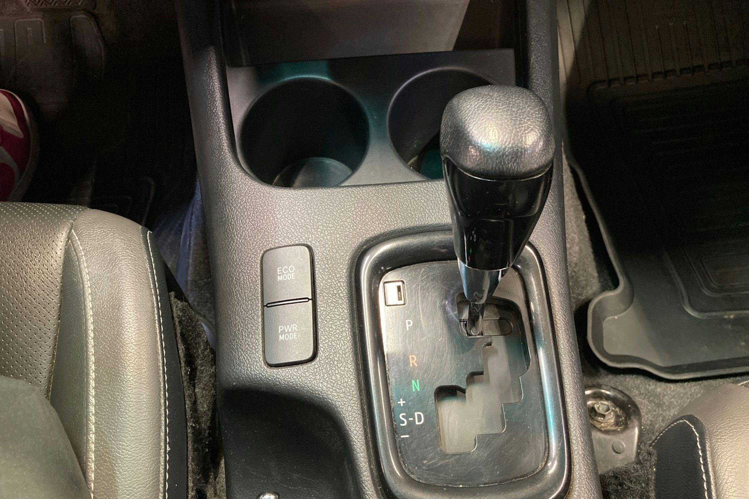 Musta Toyota Hilux 2021 kuva 29.