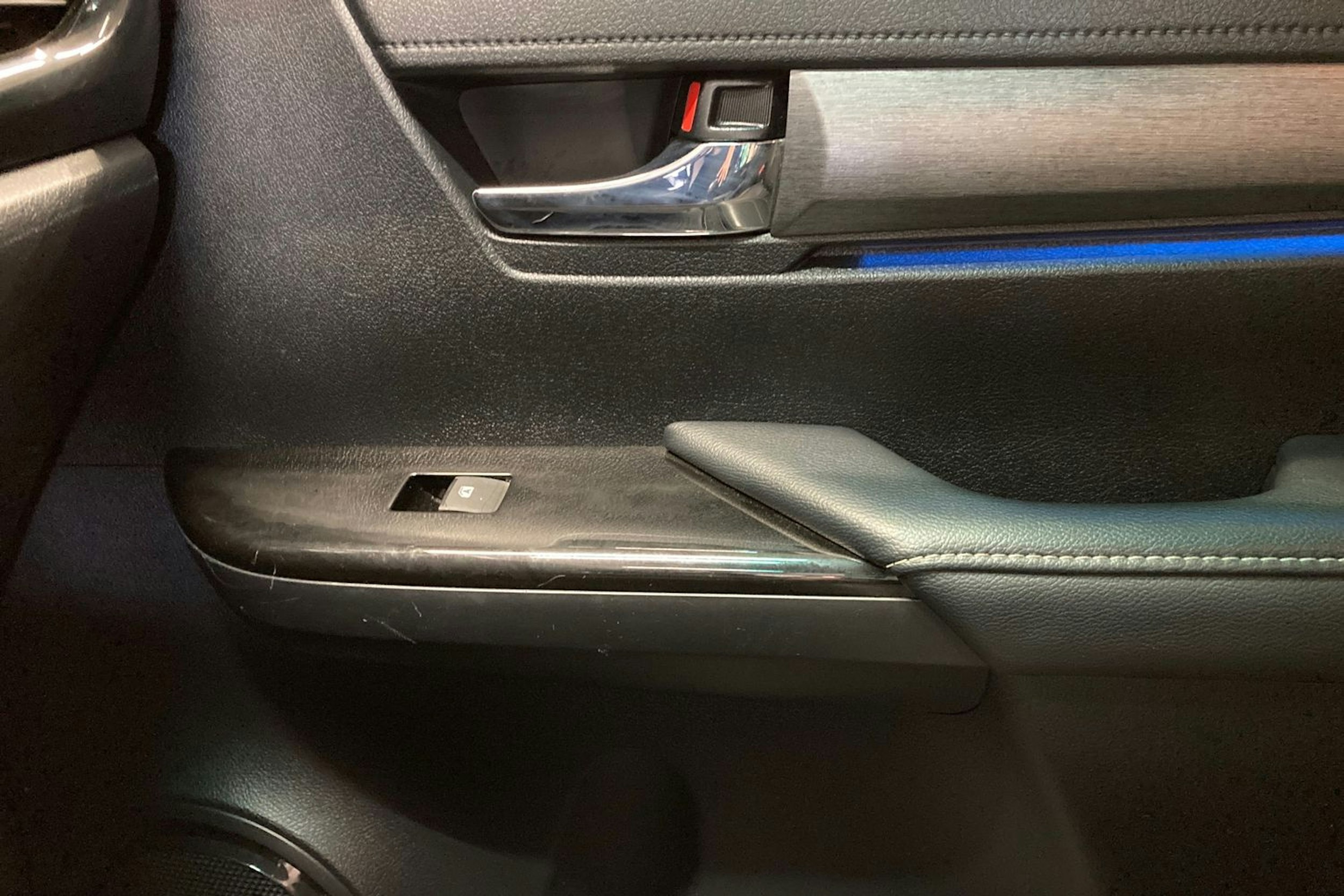 Musta Toyota Hilux 2021 kuva 30.