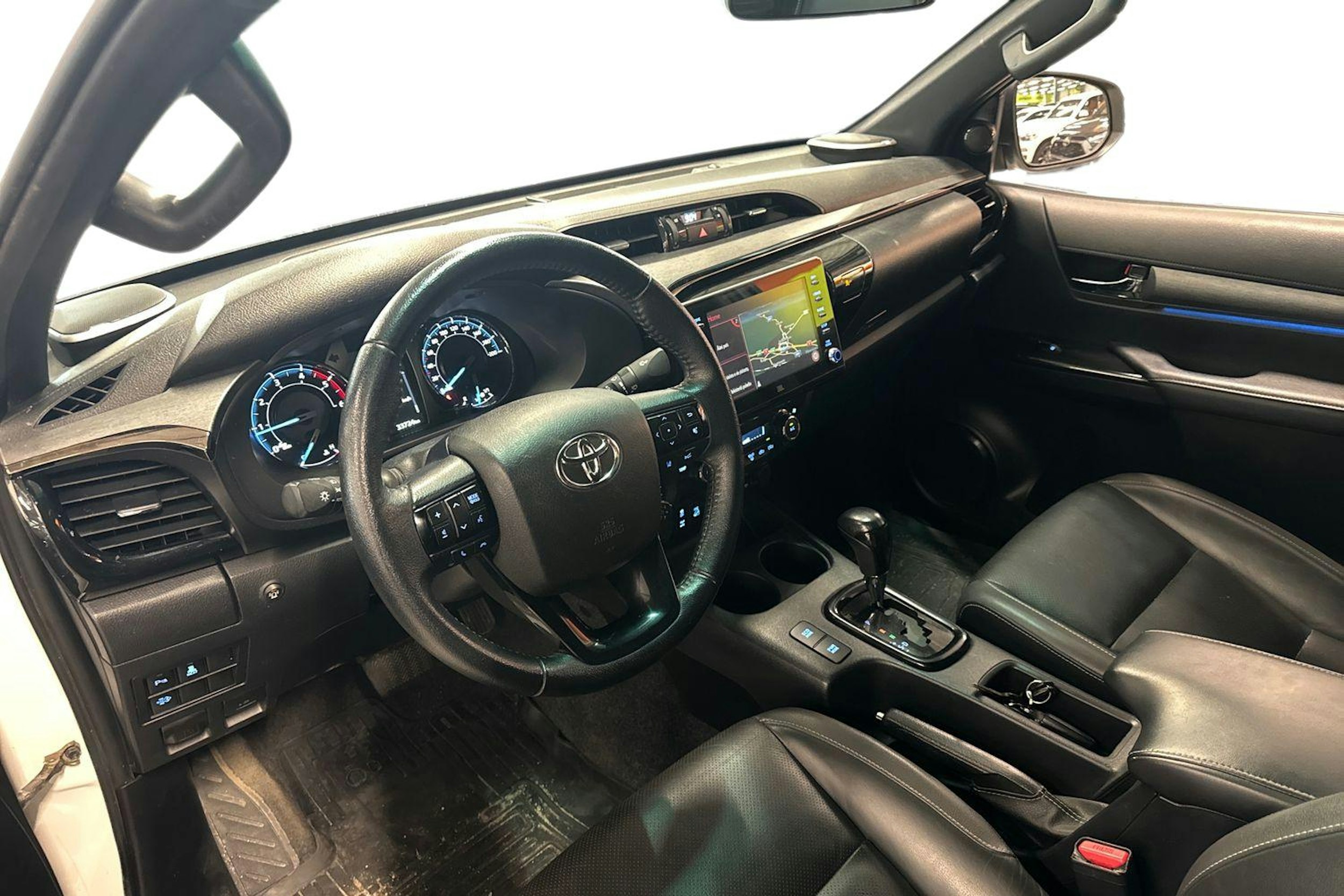valkoinen Toyota Hilux 2021 kuva 3.