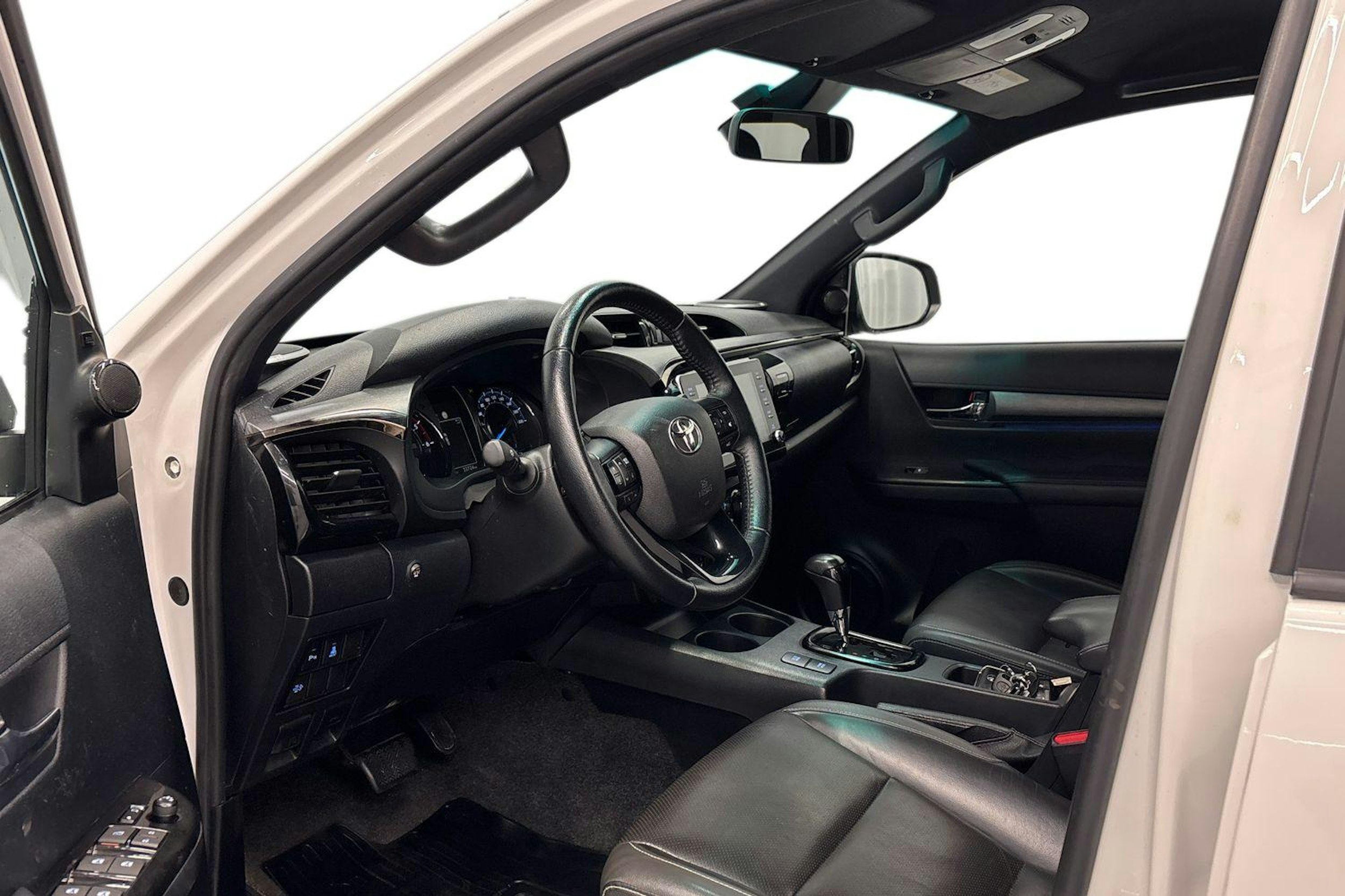 valkoinen Toyota Hilux 2021 kuva 7.