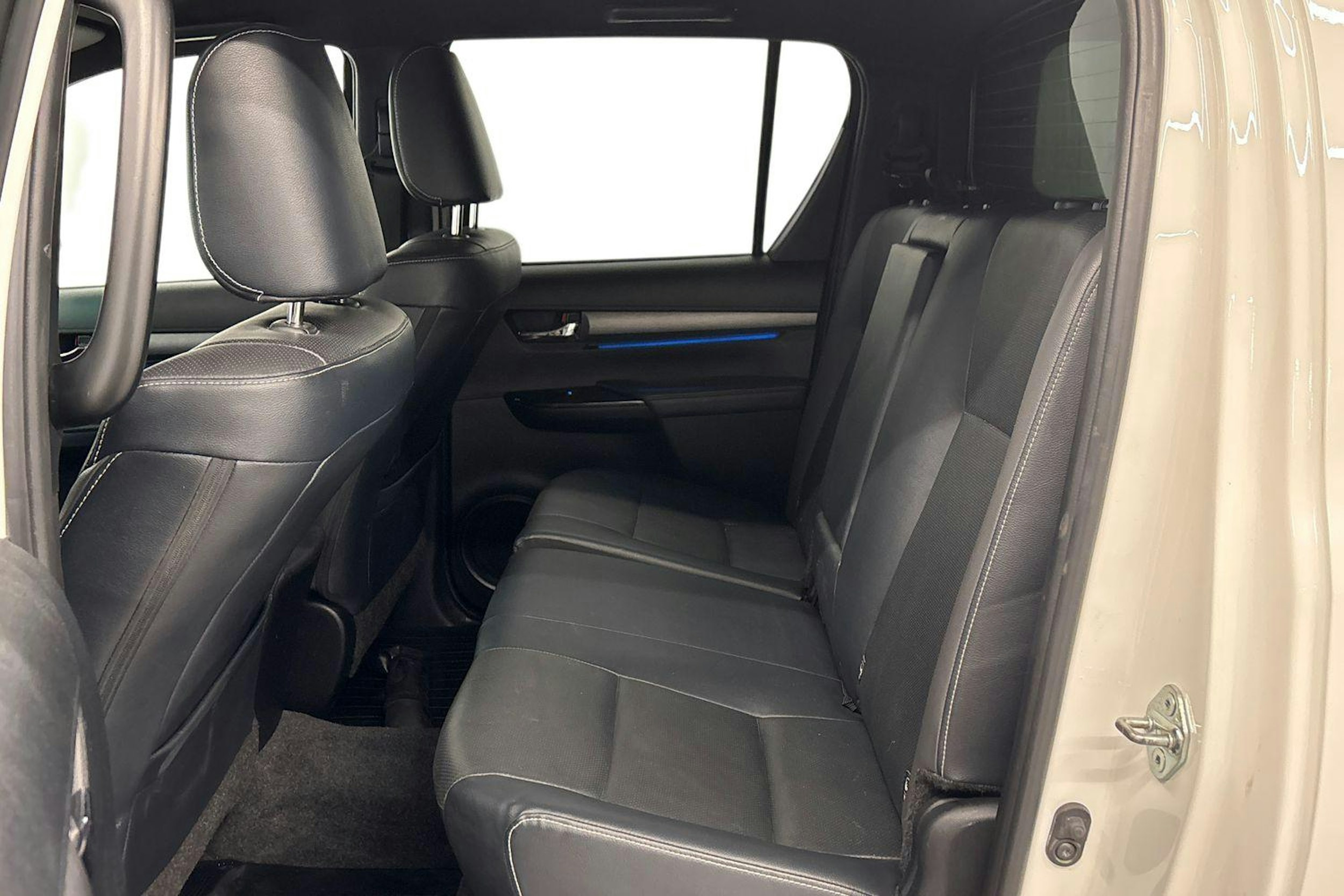 valkoinen Toyota Hilux 2021 kuva 10.